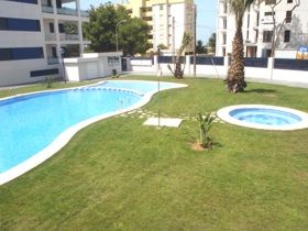 Pool & jacuzzi  - click to enlarge to a larger high definition image - LAUNCHES IN A NEW POP UP WINDOW